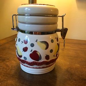 Cut apple crock w/ hinged closure & seal.